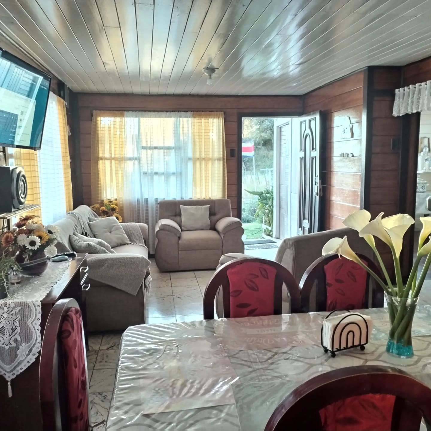 Sala de estar de Casa Chicua con sofás cómodos y vista a la montaña.