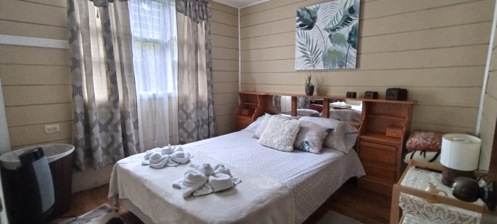 Dormitorio principal con cama matrimonial y ventana grande en Casa Chicua.