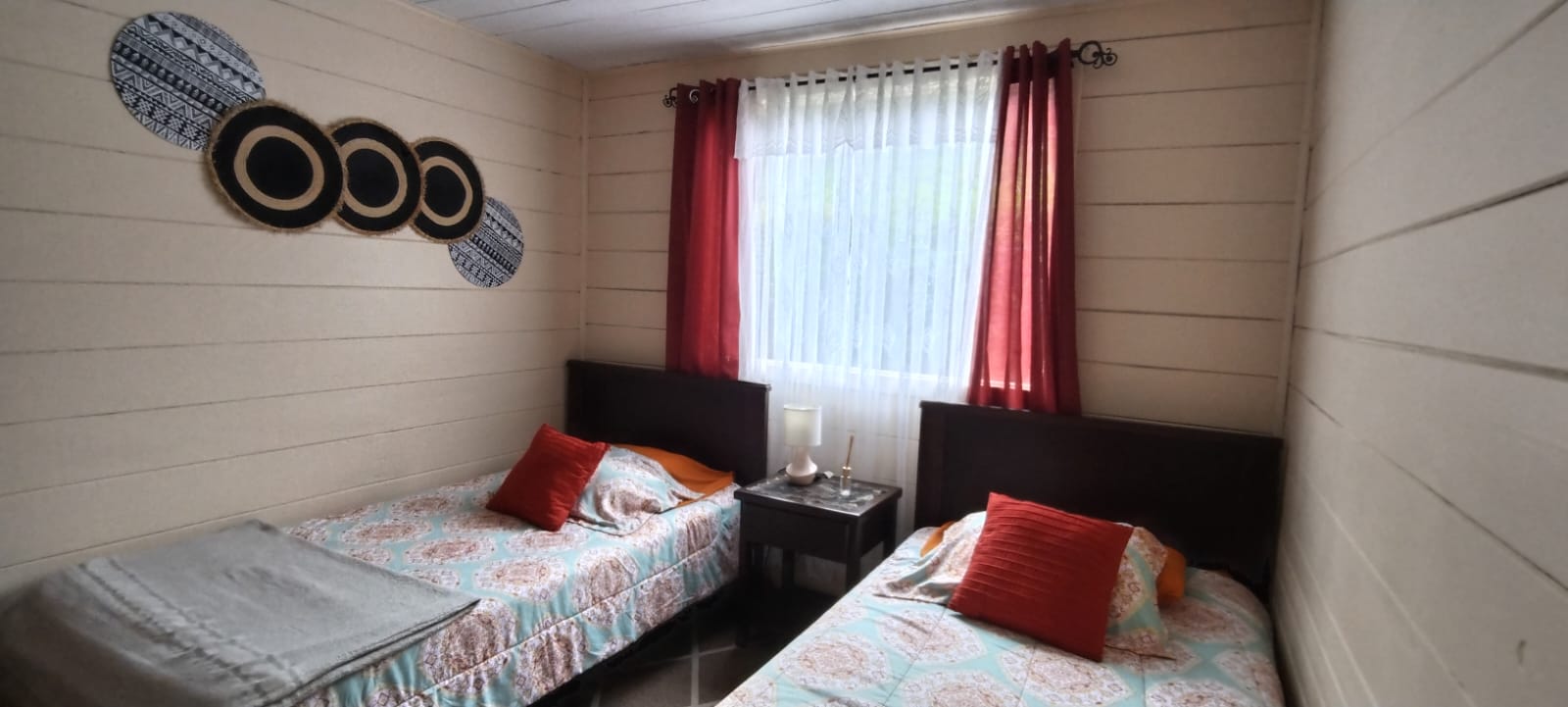 Segundo dormitorio con dos camas individuales en Casa Chicua.